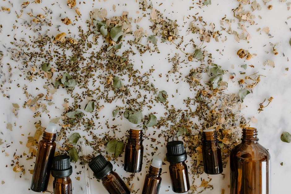 Frascos de vidrio ámbar para aceites esenciales con hierbas y flores secas